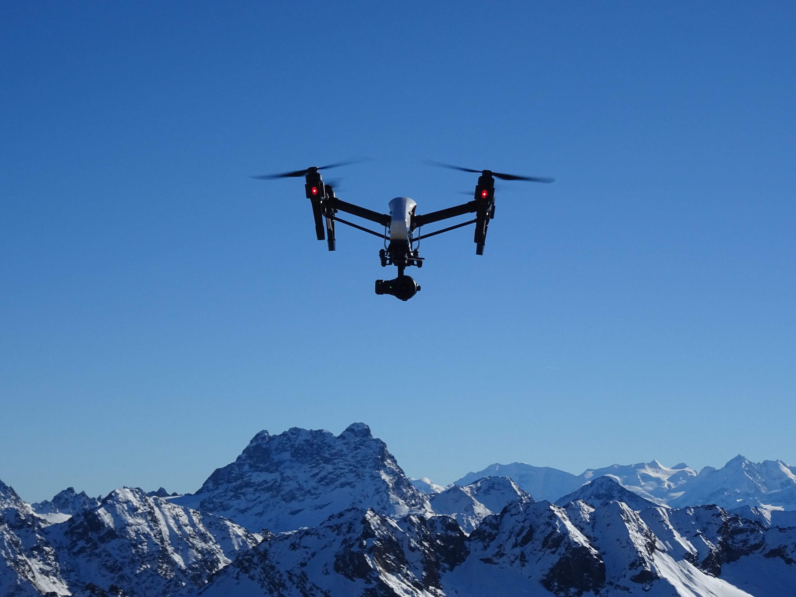 DJI_Inspire_Zenmuse_X5_PRO_hovering_over_Piz_Kesch,_picture_taken_on_Älplihorn_1